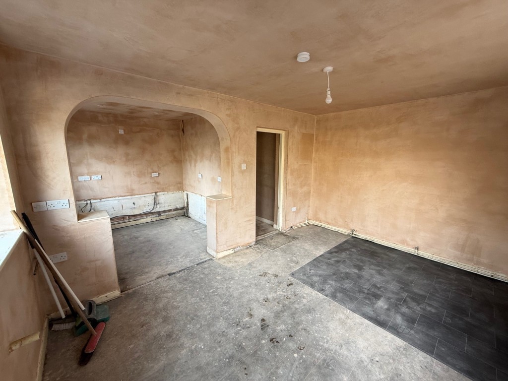 Lot: 120 - HOUSE FOR IMPROVEMENT - Rear family room with space for kitchen